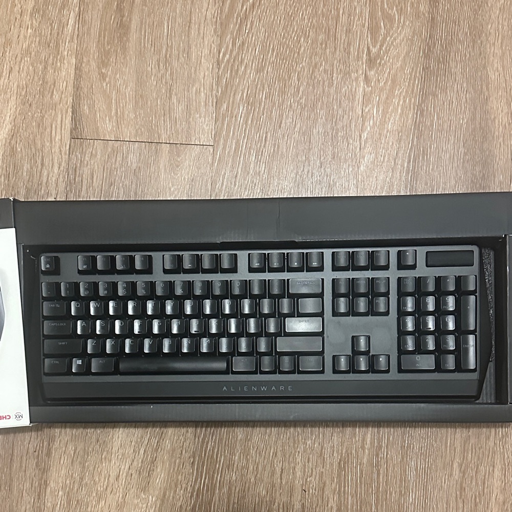 Alienware 510K Low Profile Full Size Black RGB Gaming Keyboard - Picture 3 of 4